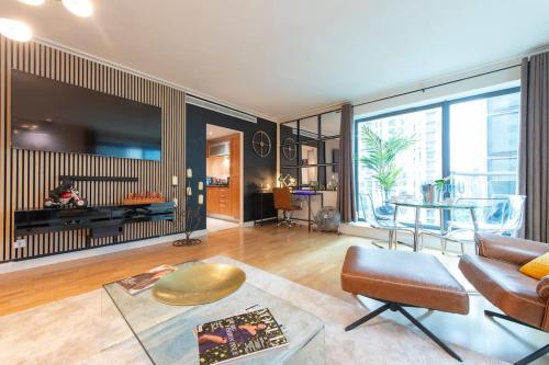 24hr concierge central Canary Wharf private parking Museum Shopping Centre — 4-Star Luxury Hotel in London, United Kingdom