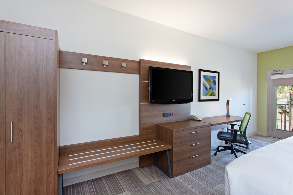 Holiday Inn Express & Suites Corona by IHG - photo 8