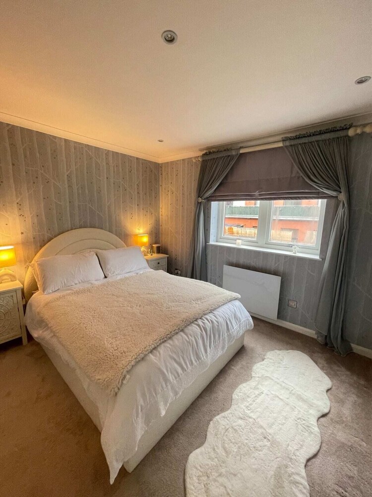 Chic 1BD Flat 10 Minutes to Victoria Park — 4-Star Luxury Hotel in London, United Kingdom