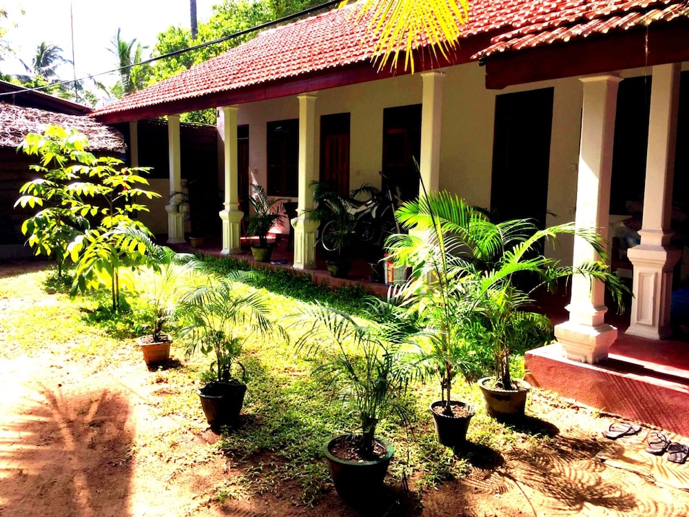 Surf Paradise — hotel in Wattegama