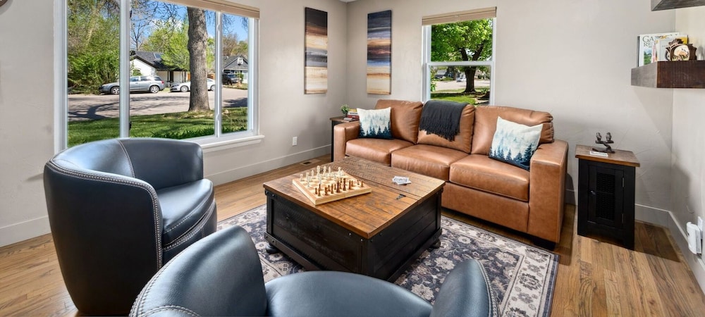 Magnolia Hideaway Pet Friendly w Fireplace in Fort Collins, United States