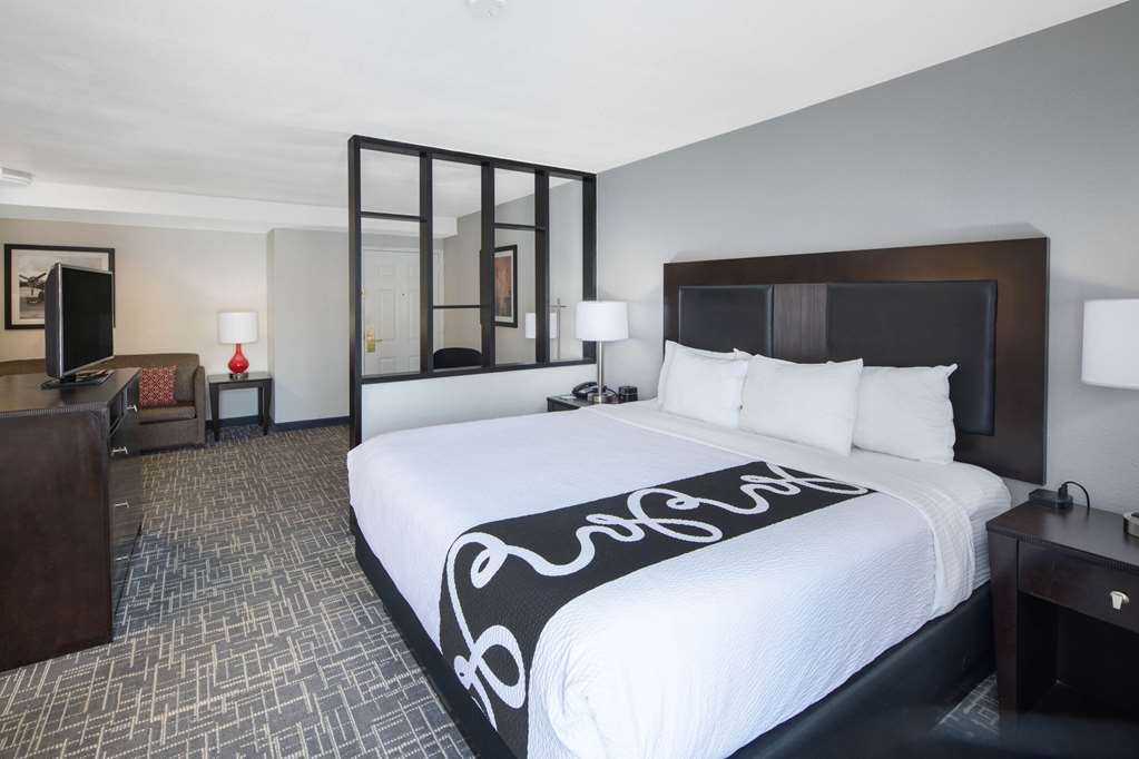 La Quinta Inn & Suites by Wyndham Atlanta Airport South - photo 18