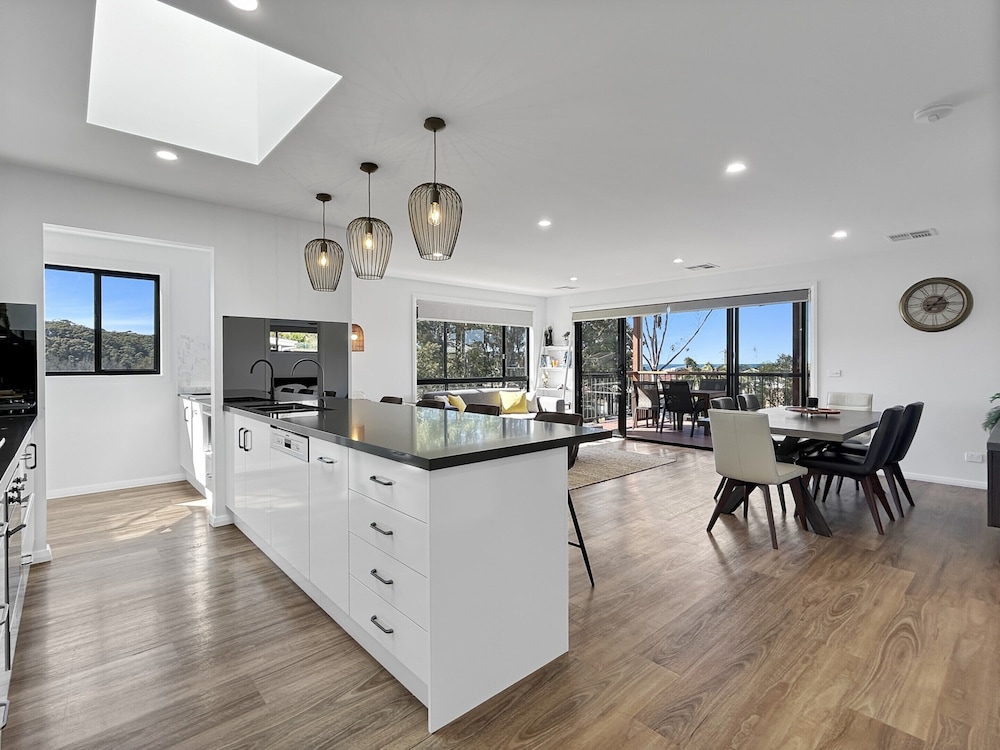 Chic 4 Bed with 3 Living Areas & Alfresco Dining — 4-Star Luxury Hotel in Malua Bay, Australia