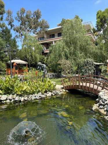 Dreamland Oasis 1st floor Apartment With a Garden by the Sea