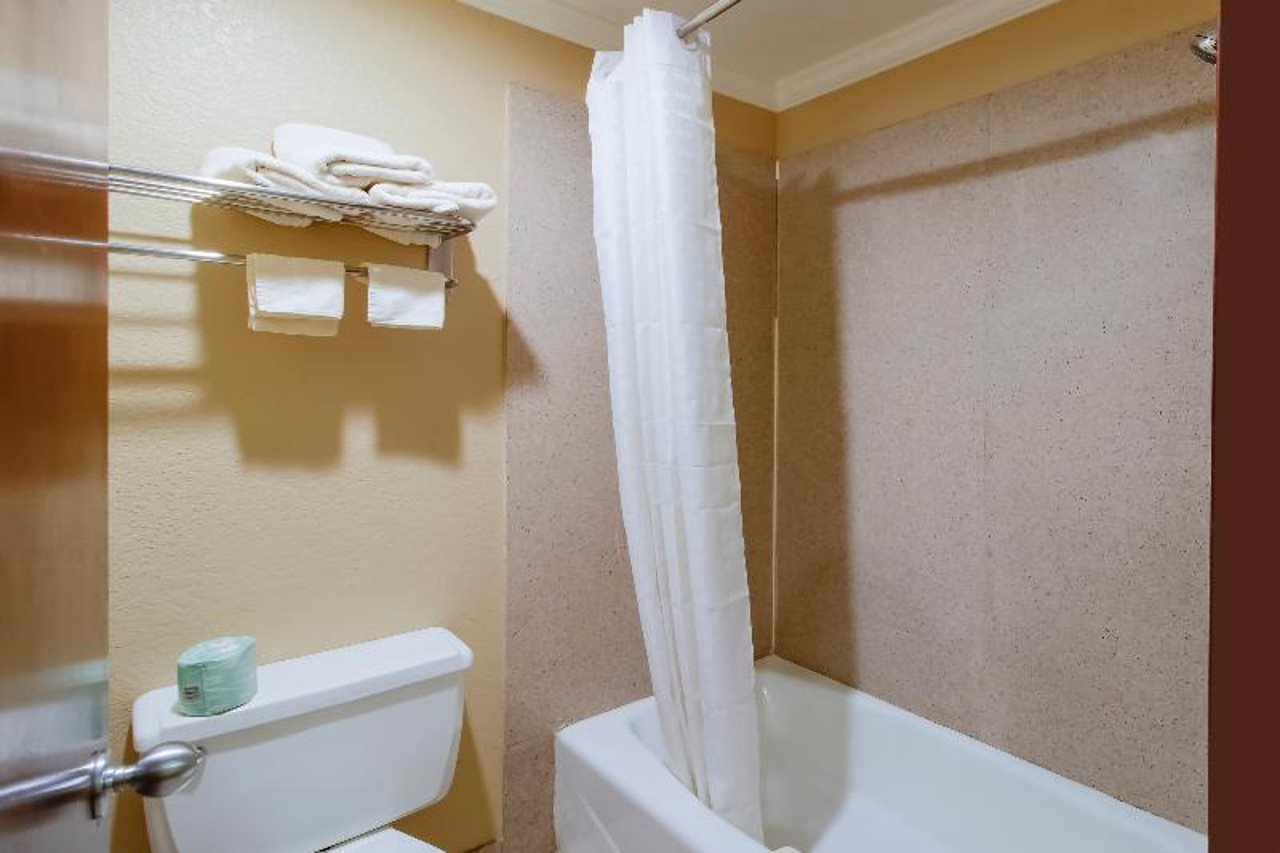 OYO Pinewood Inn & Suites Silsbee - photo 82
