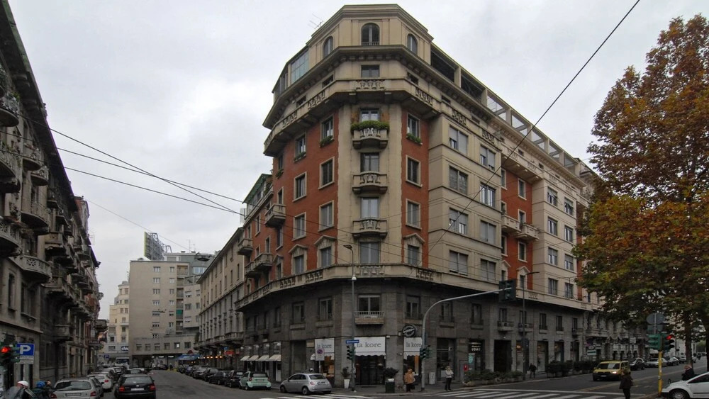 Black and White Apartment in Milan downtown with AC Wifi and Subway M1 M2 Airoport connected Central Station — 4-Star Luxury Hotel in Milan, Italy