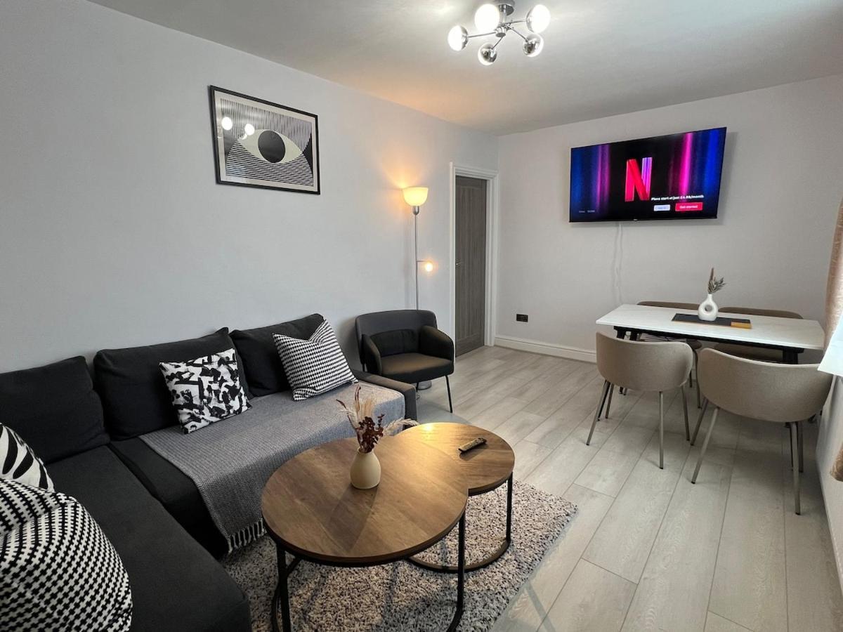 The Place with King Beds Ensuite Bathrooms Close To Airport And Free Parking — hotel near Manchester Airport