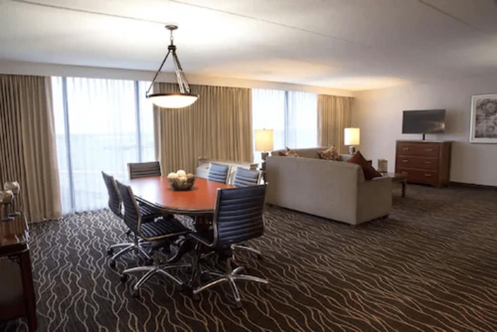 Hilton Kansas City Airport - photo 21
