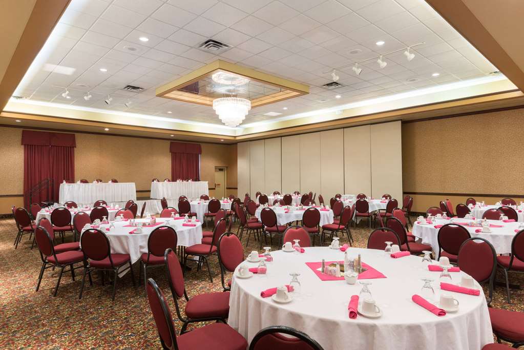 Ramada Hotel & Convention Center by Wyndham Topeka Downtown - photo 13