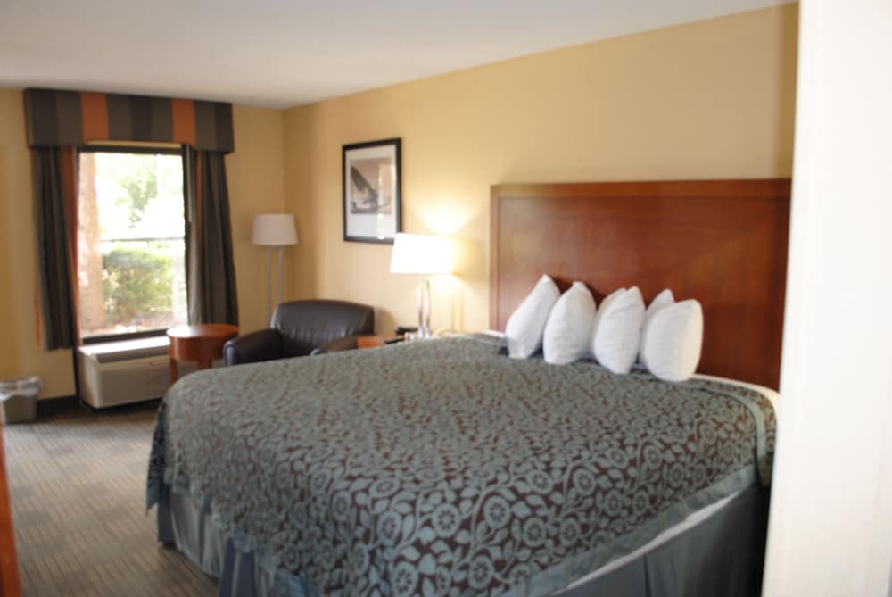 Days Inn by Wyndham Jacksonville Airport - photo 6