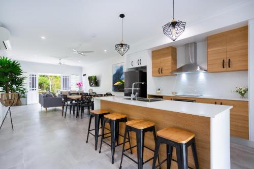 Hamptons Spa Villa Edge Hill Cairns sleeps 9 Pet Friendly — 4-Star Luxury Hotel in Edge Hill, Australia