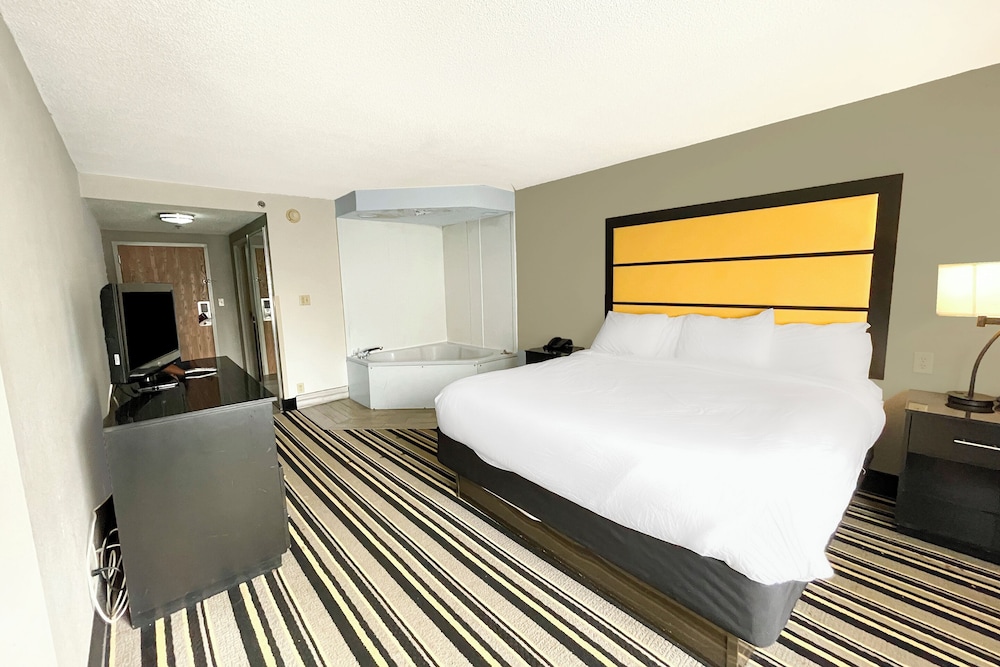 La Quinta Inn & Suites by Wyndham Jackson North - photo 17