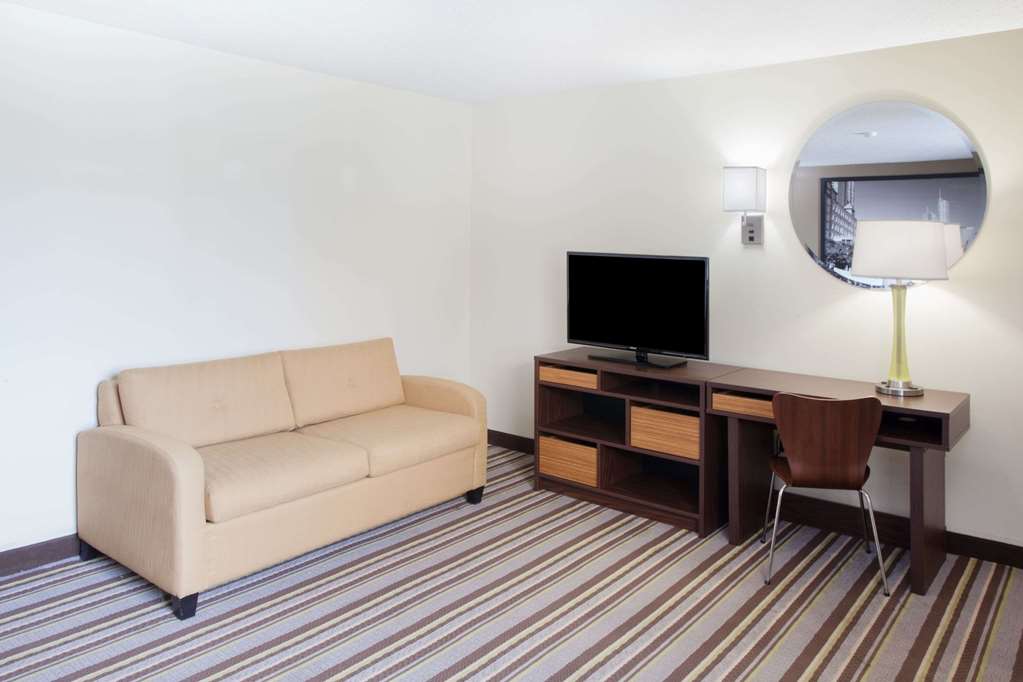 Super 8 by Wyndham Chicago Rosemont O'Hare SE - photo 11