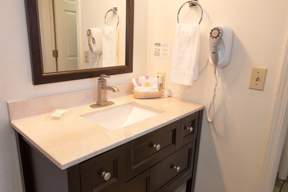 Pines Inn & Suites - photo 3