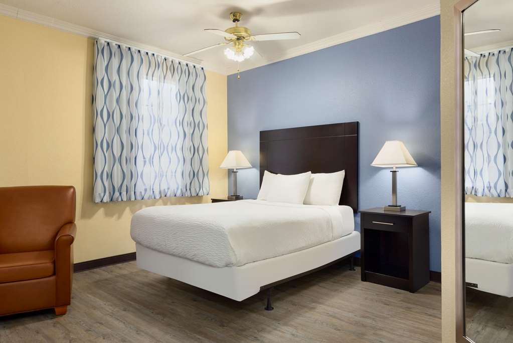Days Inn & Suites by Wyndham Euless DFW Airport South - photo 22