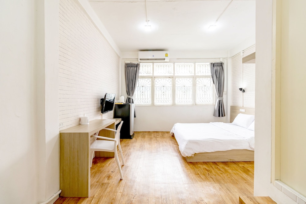 Ze Residence Bang Aor Station