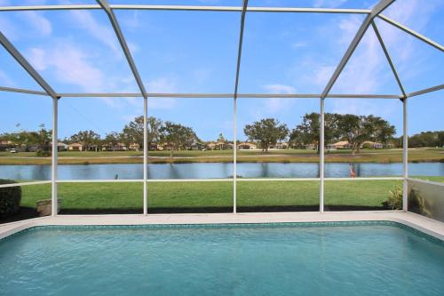 Serene pool home in the exclusive Heritage Oaks Golf & Country Club — 4-Star Luxury Hotel in Sarasota, United States