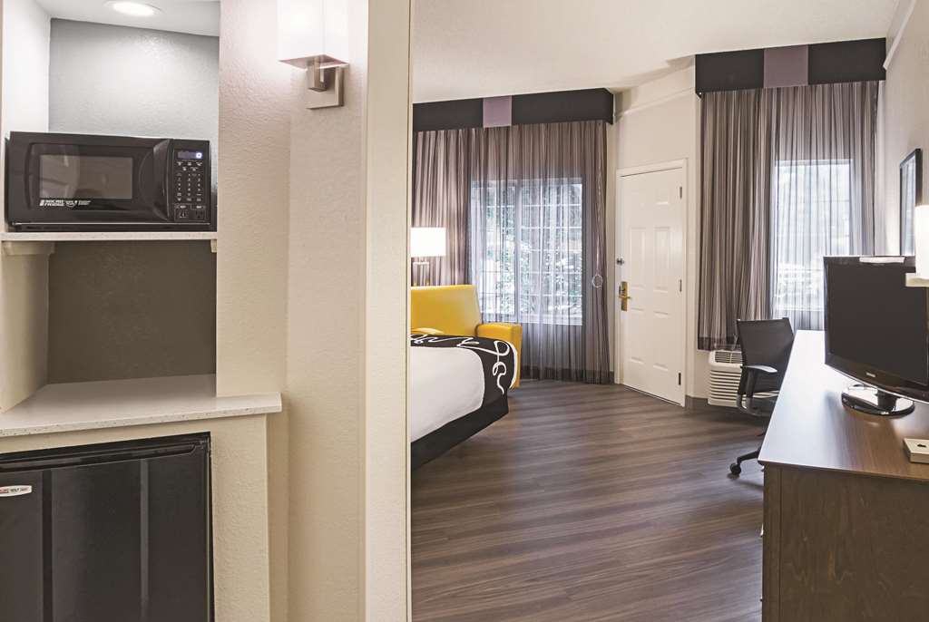 La Quinta Inn & Suites by Wyndham Fort Worth North - photo 24