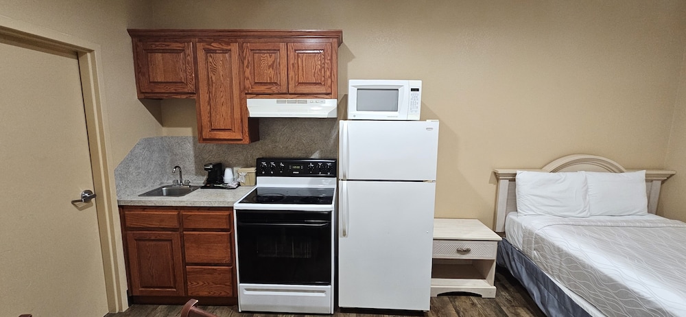 Weston Inn & Suites - photo 23