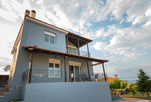 Giota Hill House by RentalsPro Nea Moudania Halkidiki — 4-Star Luxury Hotel in Nea Moudhania, Greece