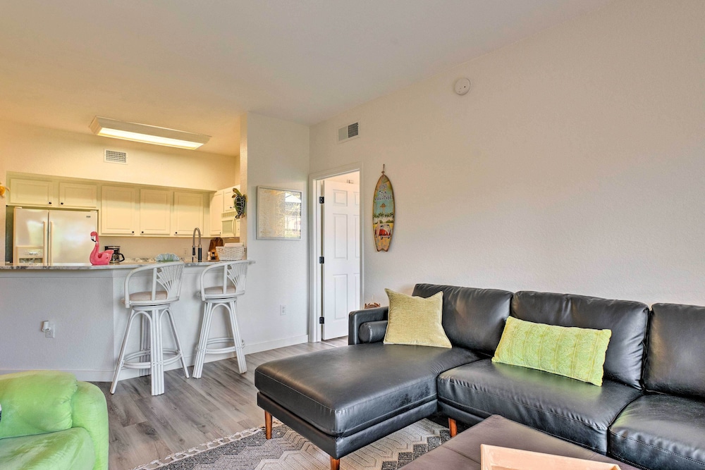 Airy Fort Myers Condo about 4 Mi to Beach — 4-Star Luxury Hotel in Fort Myers, United States
