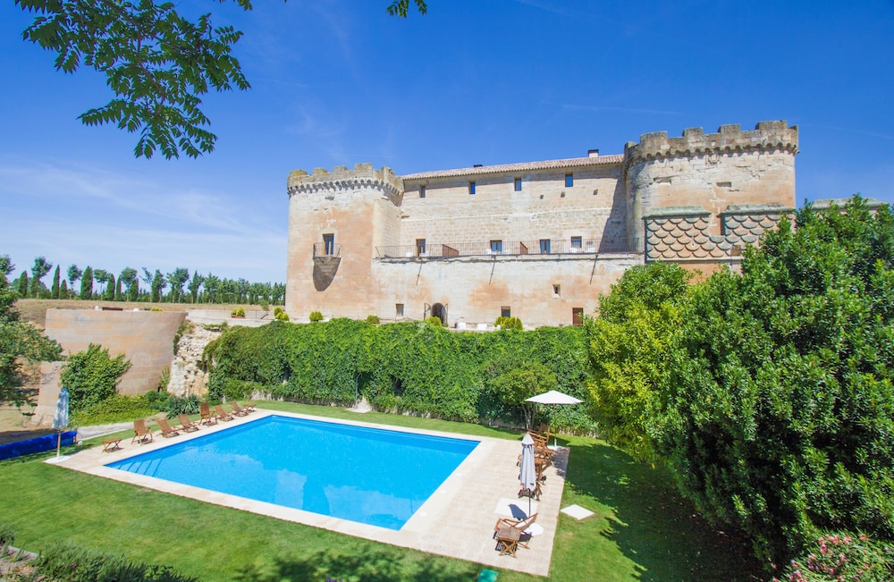 Posada Real Castillo del Buen Amor pet-friendly hotel Topas