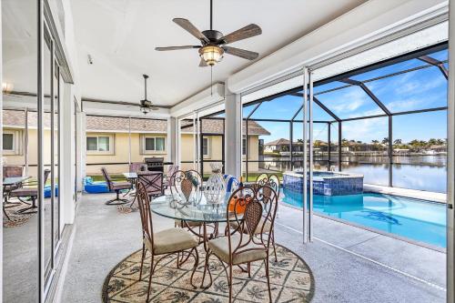 Villa Ashlyn Spacious gulf access heated pool home w spa & boat lift SWFL Rentals — 4-Star Luxury Hotel in Cape Coral, United States