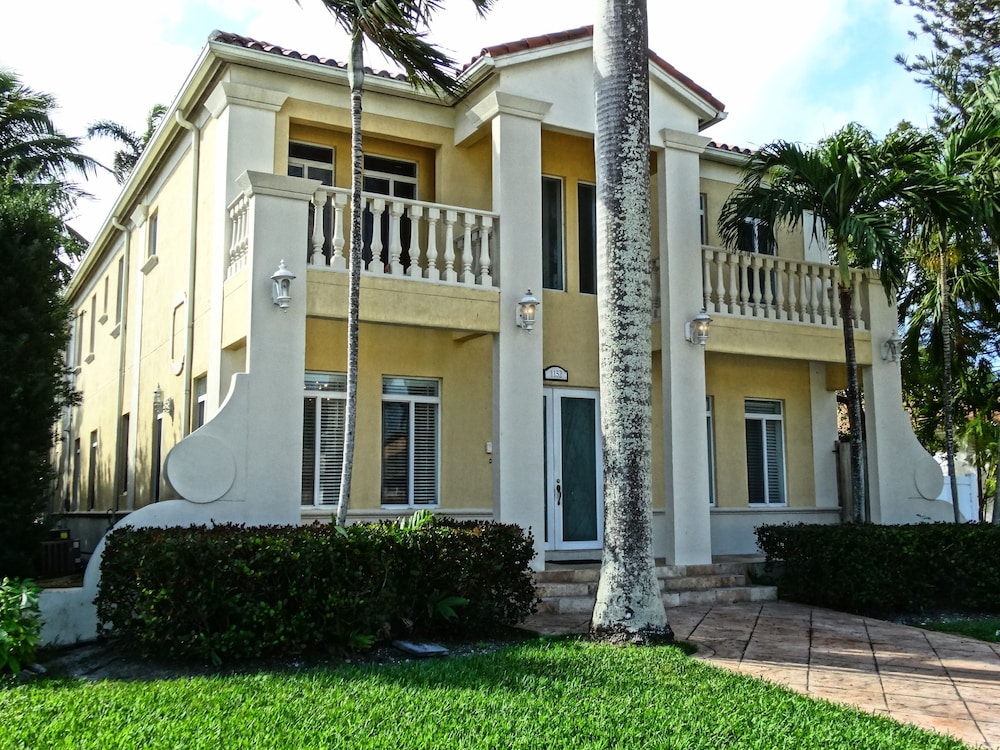 Luxury Family Villa — 4-Star Luxury Hotel in Hollywood, United States