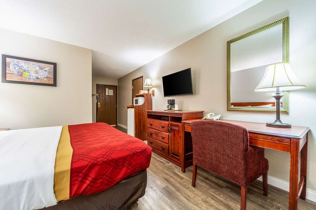 Econo Lodge Lincoln - photo 20
