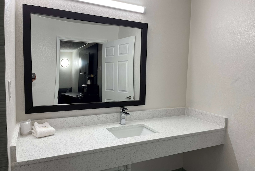 Days Inn by Wyndham Calhoun GA I 75 and US 41 - photo 15