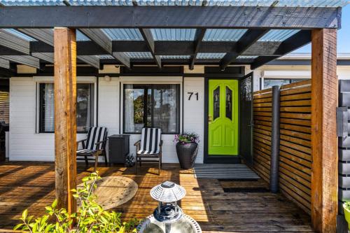 Inverloch' s Lime Green Door Linen Wifi Pet Friendly — 4-Star Luxury Hotel in Inverloch, Australia