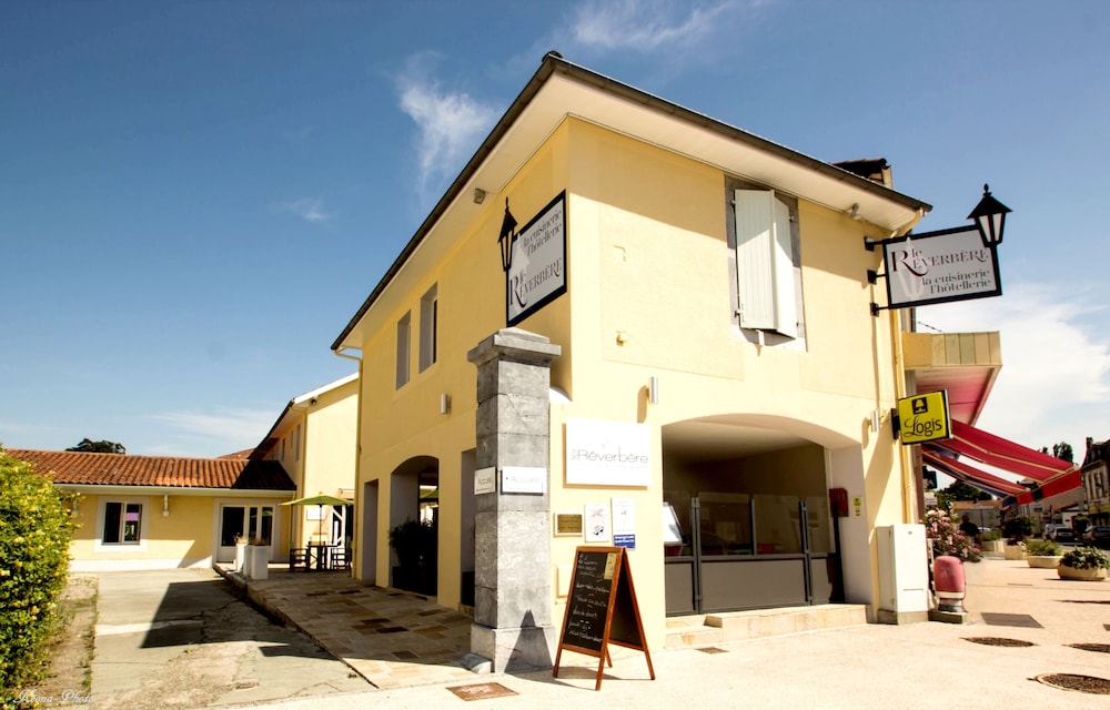 Le Réverbère La Cuisinerie L’Hôtellerie in Vic-En-Bigorre, France