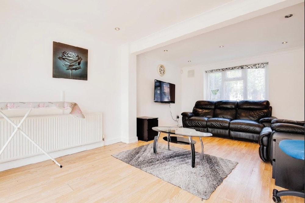 3 bed Apt 15 Mins to Heathrow pet friendly parking — 4-Star Luxury Hotel in Northolt, United Kingdom
