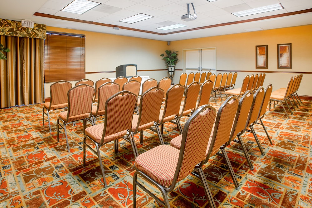 Holiday Inn Express & Suites Bloomington by IHG - photo 37