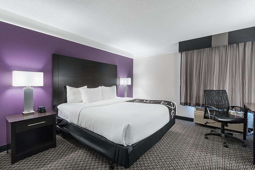 La Quinta Inn & Suites by Wyndham Fort Lauderdale Tamarac - photo 13