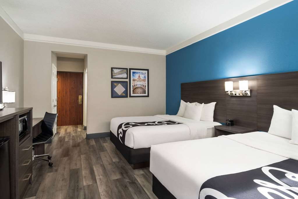 La Quinta Inn & Suites by Wyndham Round Rock North - photo 28