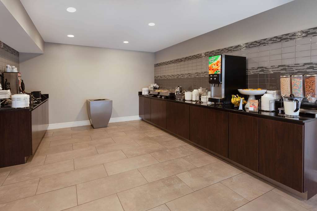 La Quinta Inn & Suites by Wyndham Detroit Utica - photo 26
