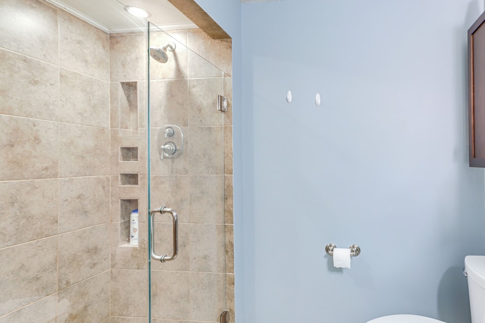 Lake Erie Family Getaway in Amherst: Pets Welcome in Amherst, United States