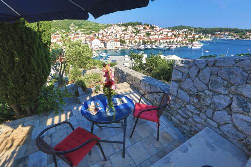 Peaceful Old Town Apartment with Sea and Sunrise Views — 4-Star Luxury Hotel in Hvar, Croatia