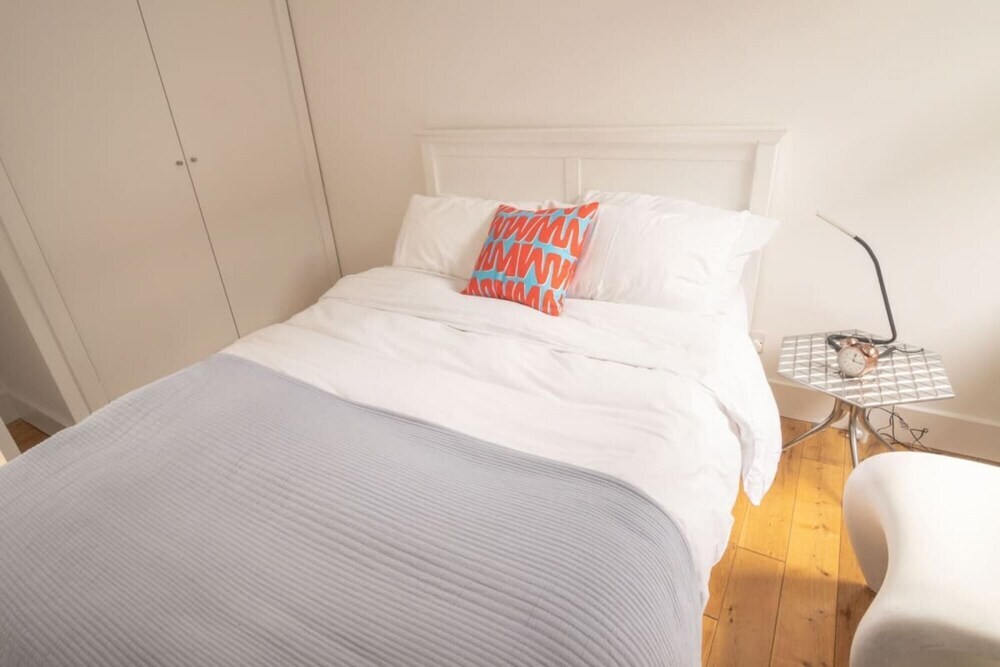 Cool Quiet Notting Hill 2 Bed Apt — 4-Star Luxury Hotel in London, United Kingdom
