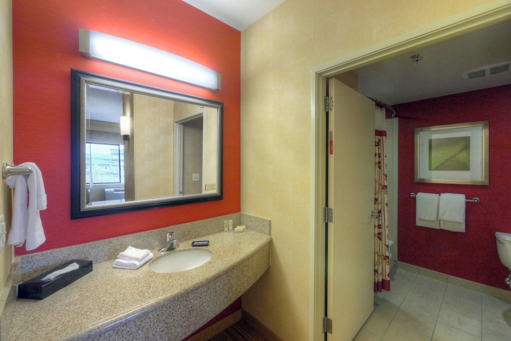 Courtyard by Marriott Medford Airport - photo 34