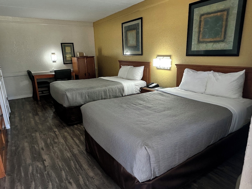 Baymont by Wyndham Nacogdoches Near University - photo 8