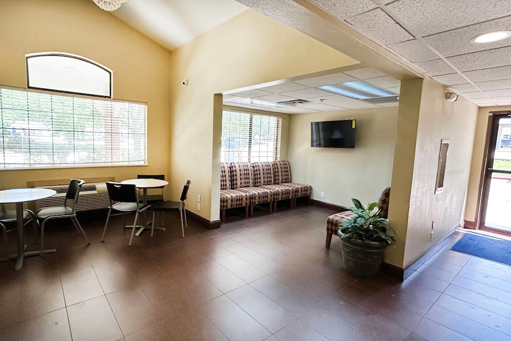 Travelodge by Wyndham Arlington Dallas Area - photo 18