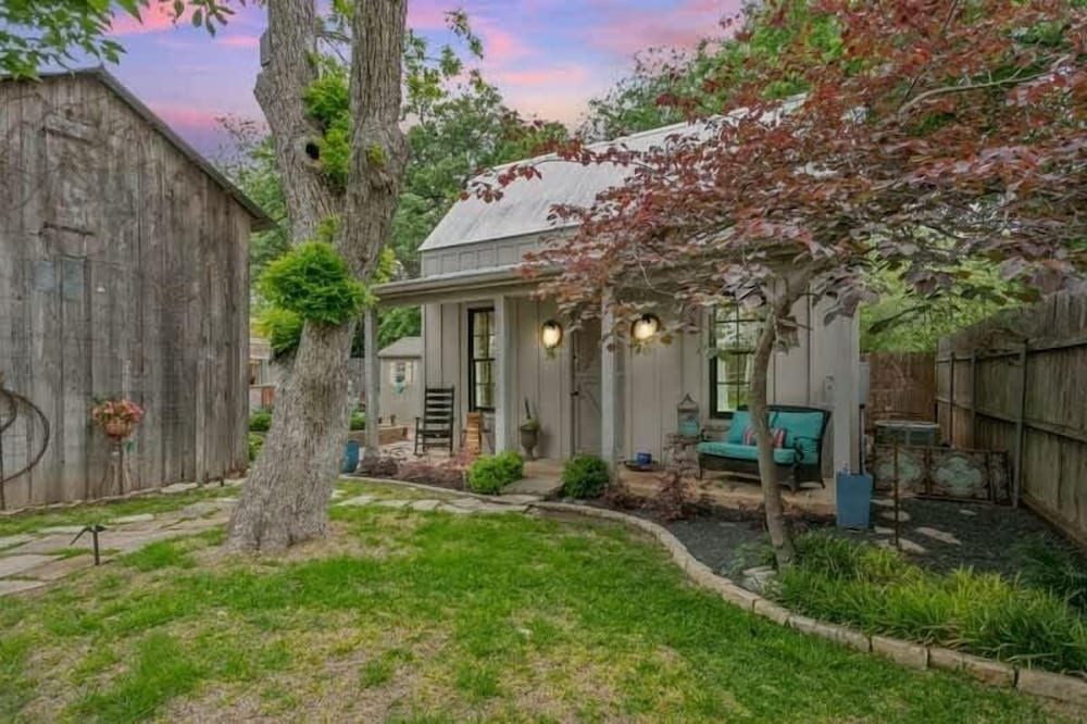 Remmler Nest Hot tub Prime Location 3 blks to Main in Fredericksburg, United States