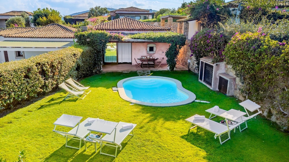 Casa Maestrale 6 Emma Villas — 4-Star Luxury Hotel in Palau, Italy