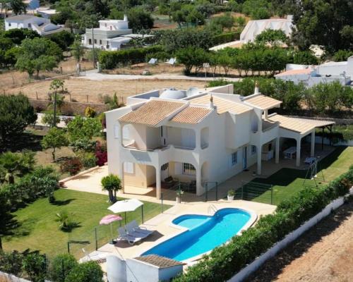 Casa das Oliveiras piscina privada jardim perto da praia — 4-Star Luxury Hotel in Moncarapacho, Portugal