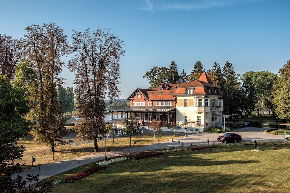 Hotel Korana Srakovcic — 4-Star Luxury Hotel in Karlovac, Croatia