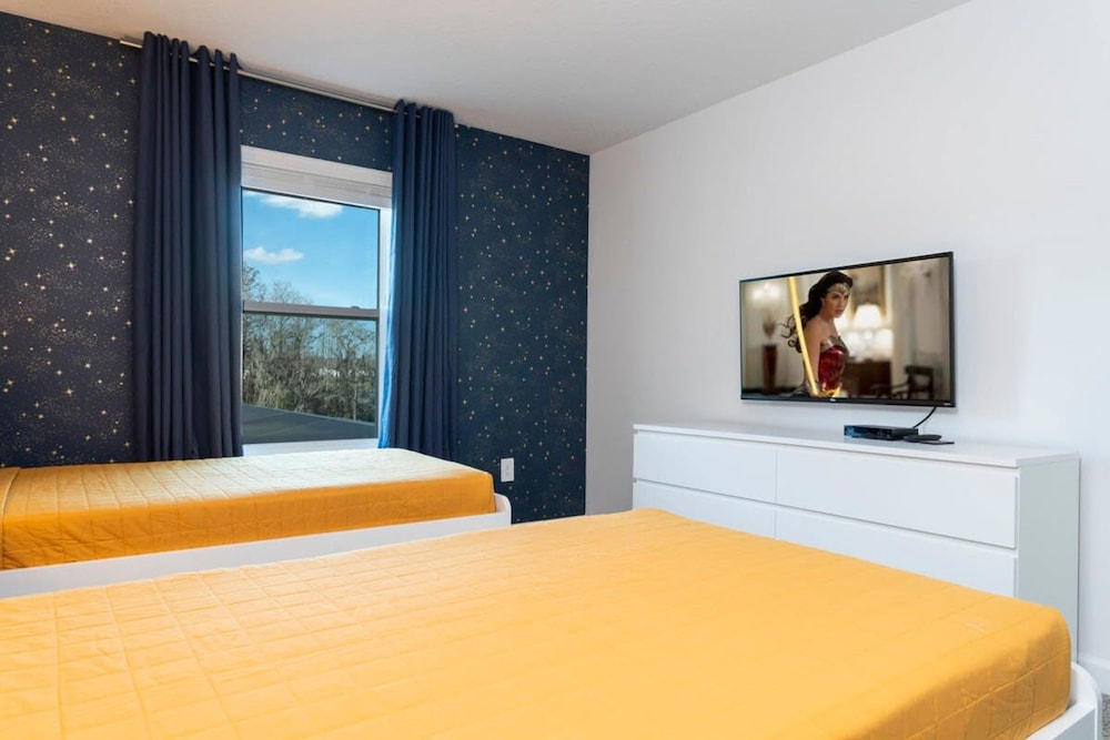 Chic Modern Marvel Themed Beds Private Pool - photo 35