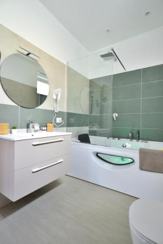 Romantic Room con vasca idromassaggio — 4-Star Luxury Hotel in Scicli, Italy