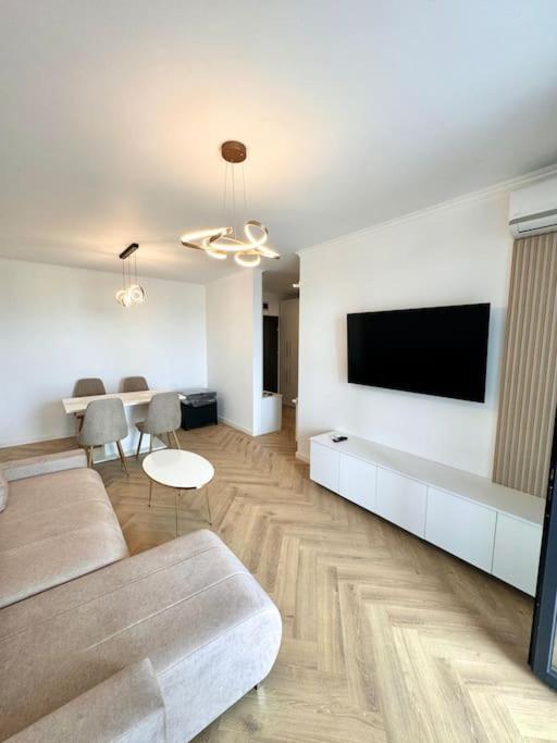 Lake View Luxury Apartament Parking kingsize bed — 4-Star Luxury Hotel in Cluj-Napoca, Romania
